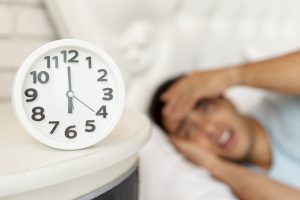 Hipnosis para el insomnio: persona con dificultades para dormir