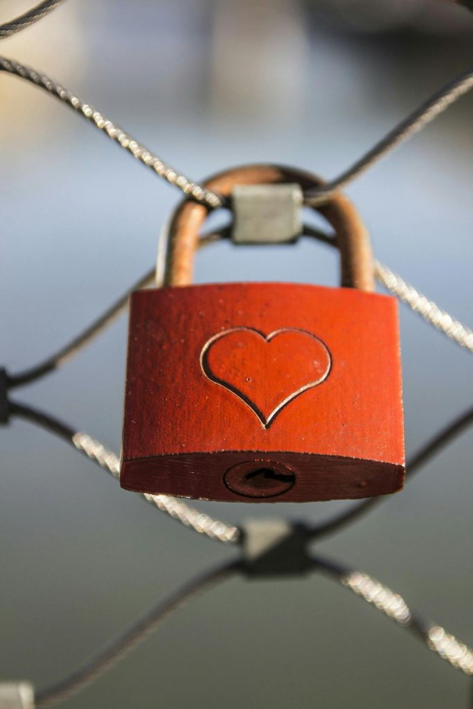Candado con un corazon representando relaciones afectivas asfixiantes