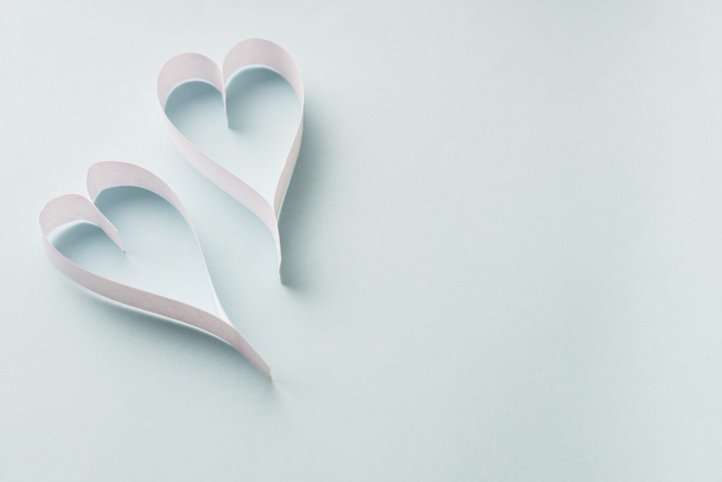 Dos corazones de papel simbolizando el apego seguro