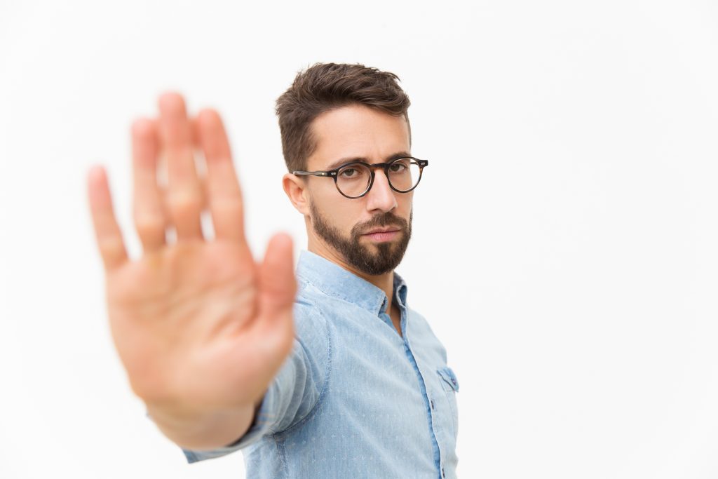 Persona con apego evitativo rechazando la conexión emocional