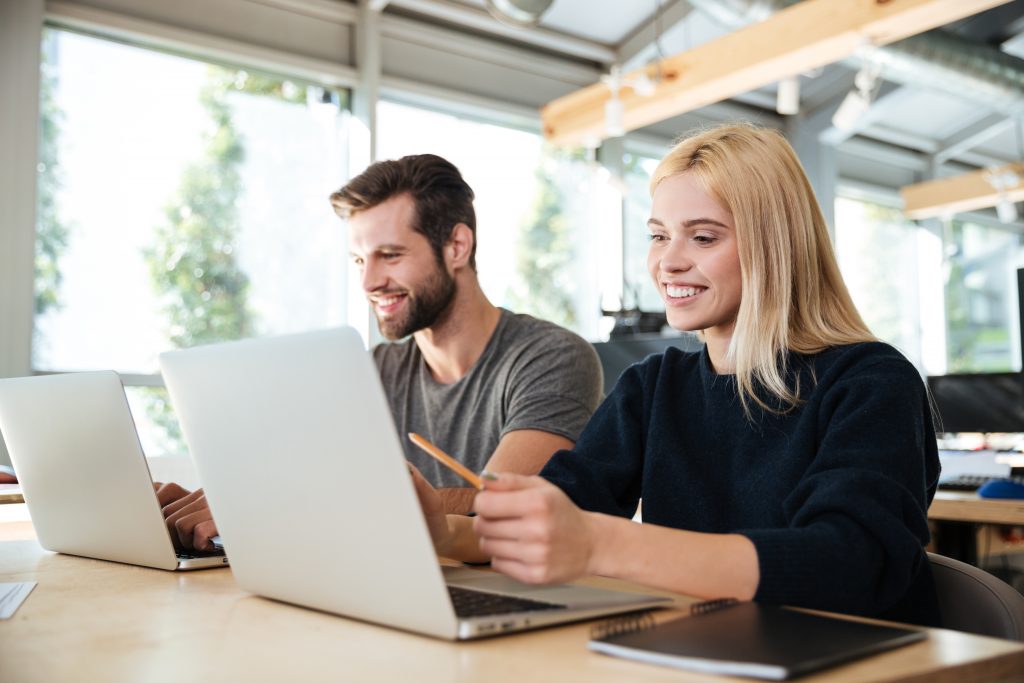 Personas trabajando relajadas gracias a la hipnosis para aumentar la productividad laboral