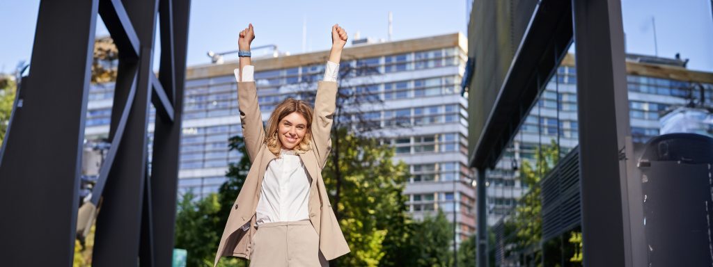Persona celebrando sus logros con autoconfianza