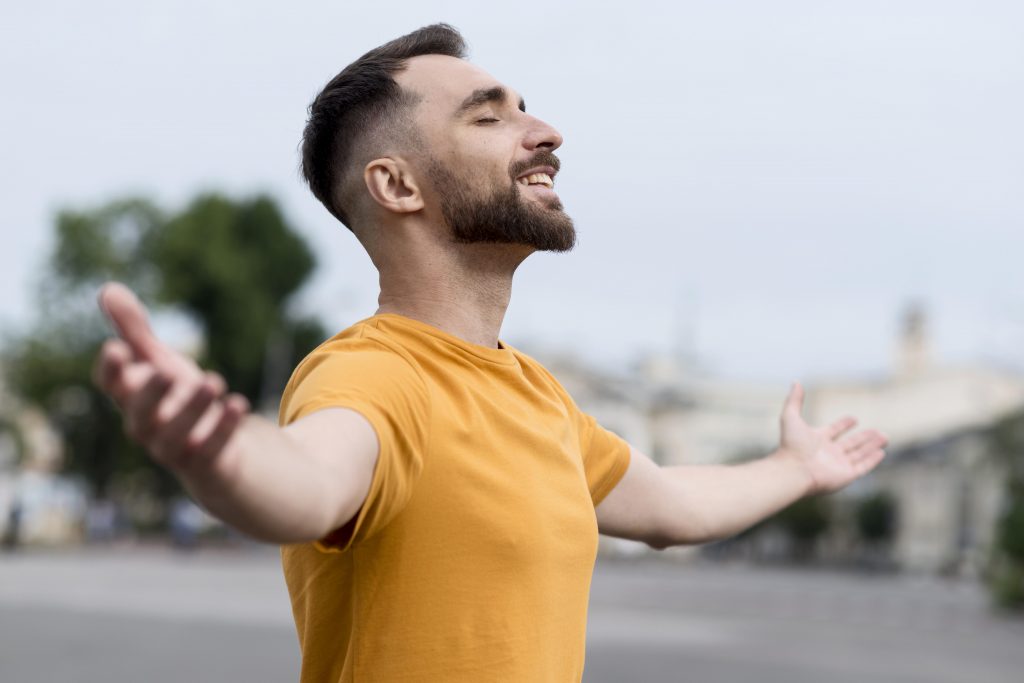 Hombre feliz y equilibrado